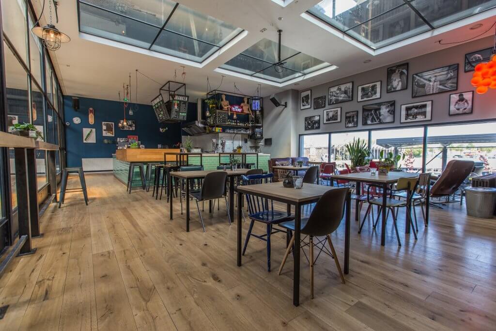 Sfeervolle caféruimte van Pier15, een unieke evenementenlocatie in Breda voor vergaderingen, workshops, presentaties en zakelijke evenementen.