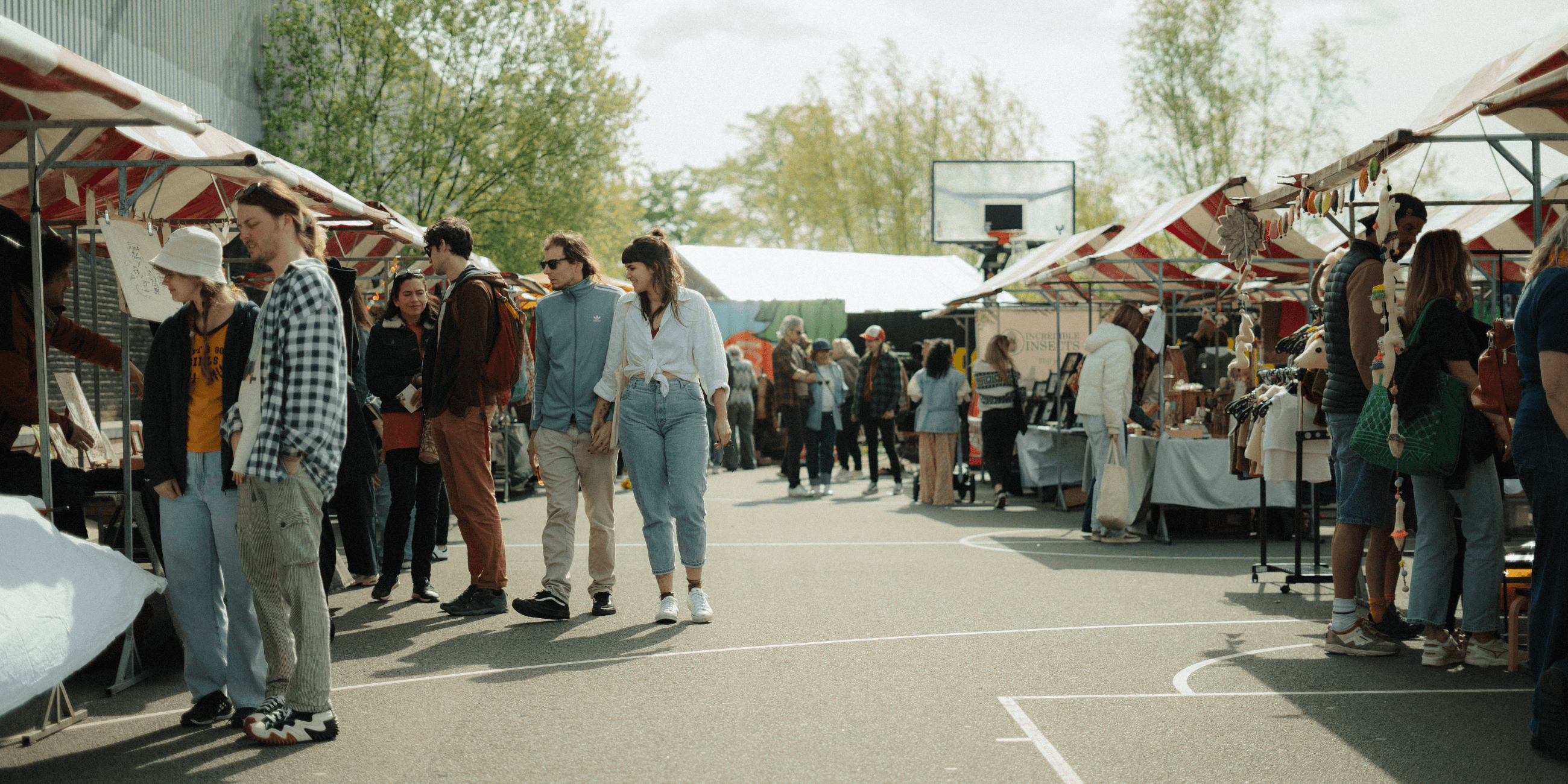 Grootschalige markt met verschillende kraampjes op het buitenterrein van Pier15 in Breda, geschikt voor markten, festivals en evenementen.