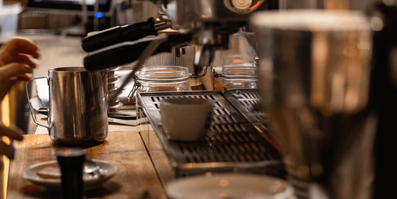 Professionele espressomachine in het café van Pier15 voor verse koffie tijdens vergaderingen, workshops en zakelijke evenementen.