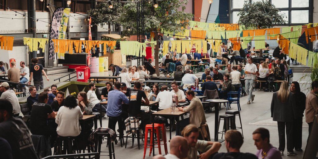 Bezoekers van het feestelijke evenement Biergarten in de skatehal van Pier15.