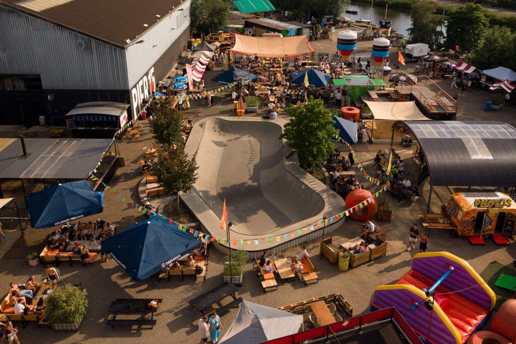 Buitenterrein van Pier15 als evenementenlocatie in Breda voor festivals, markten, bedrijfsfeesten en outdoor events.
